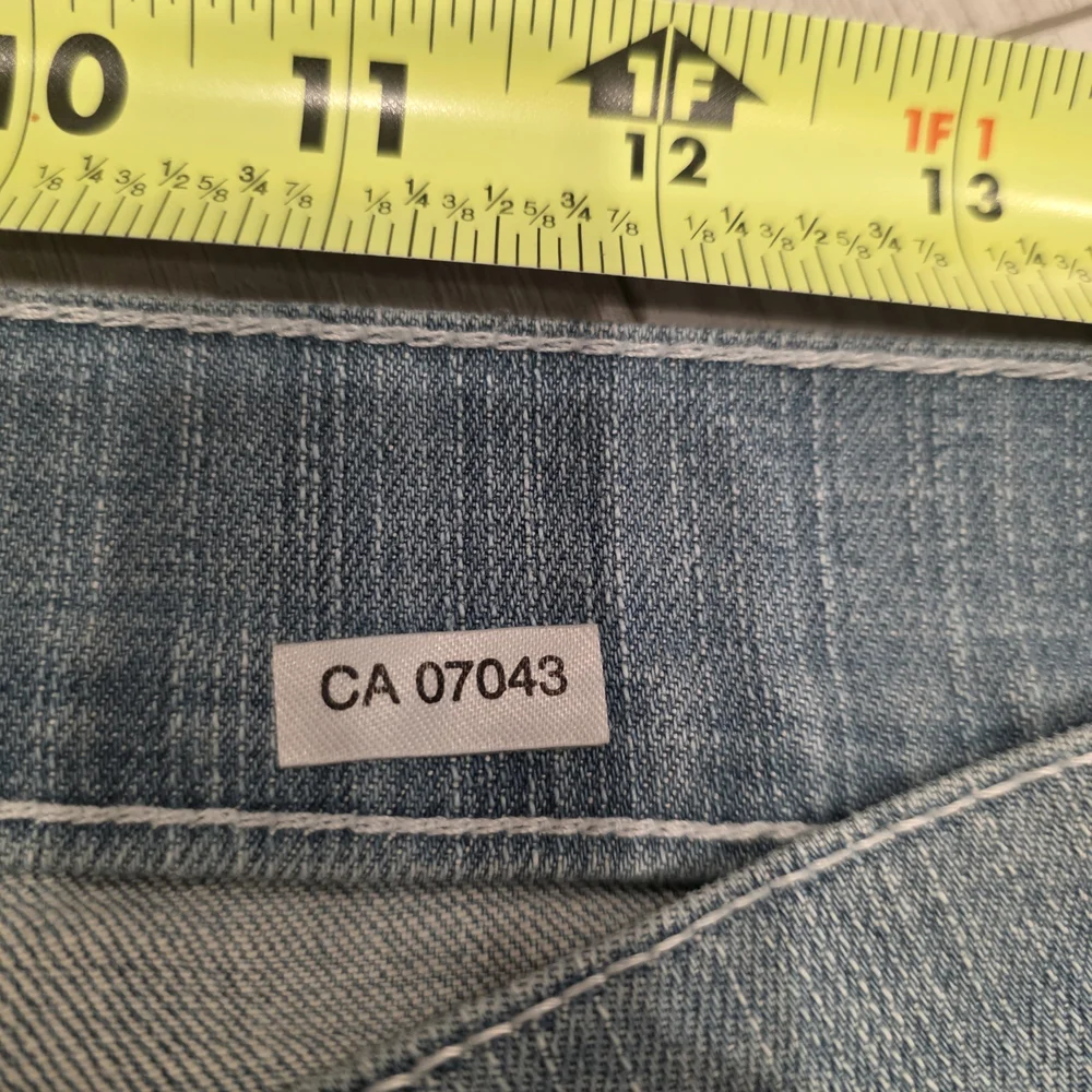 Laguna Beach Jean Co. Women’s Acid Wash Skull Studded Low Waist Straight Size 31 - Picture 8 of 15